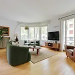 Elegant Parisian -2Br 4P- Eiffel Tower